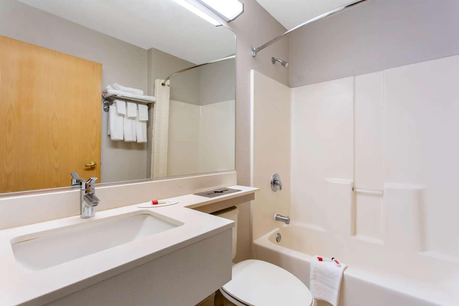 Microtel Inn & Suites By Wyndham Philadelphia Airport Bagian luar foto
